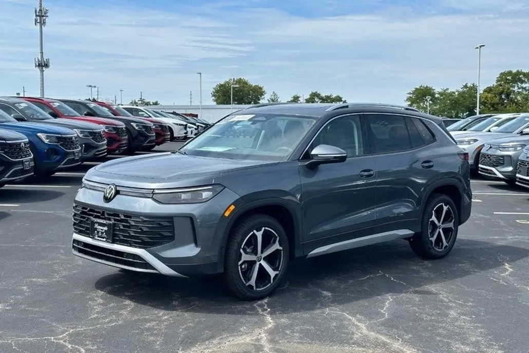 2025 Volkswagen Tiguan SE photo 1