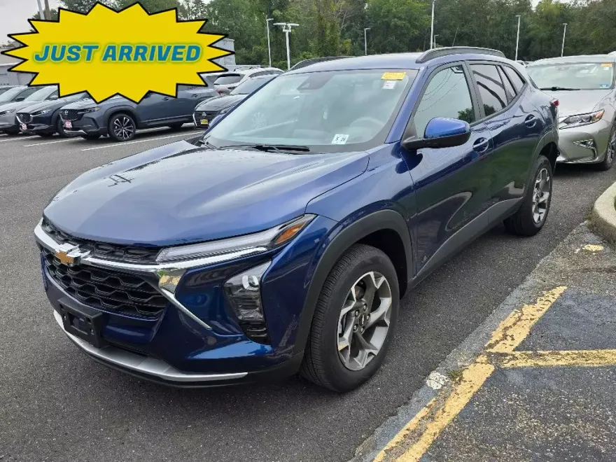 2024 Chevrolet Trax LT photo 1