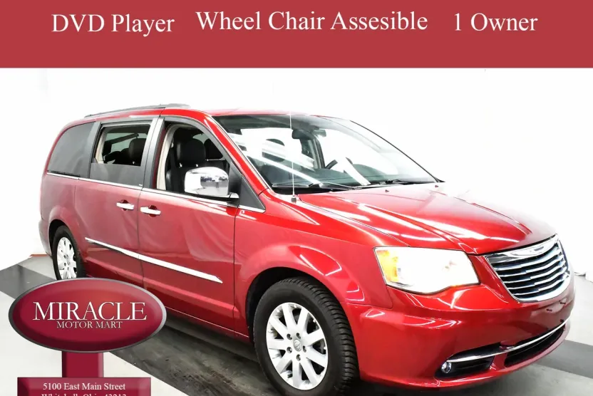 2012 Chrysler Town & Country photo 1