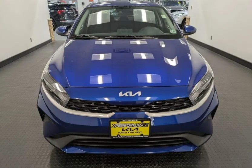 2023 Kia Forte LXS photo 1