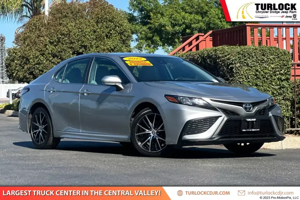 2022 Toyota Camry SE photo 1