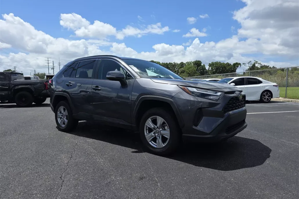 2023 Toyota RAV4 XLE photo 1