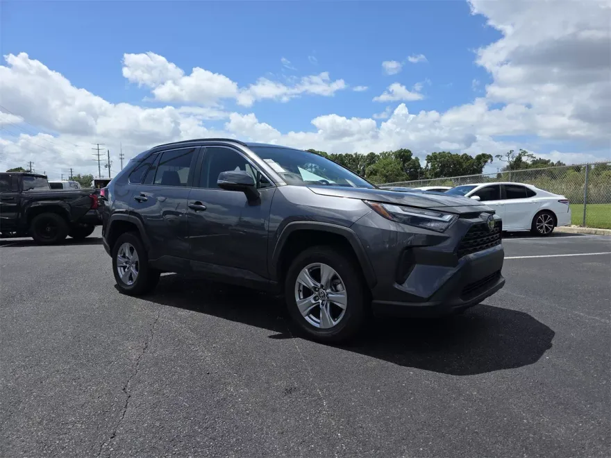 2023 Toyota RAV4 XLE photo 1