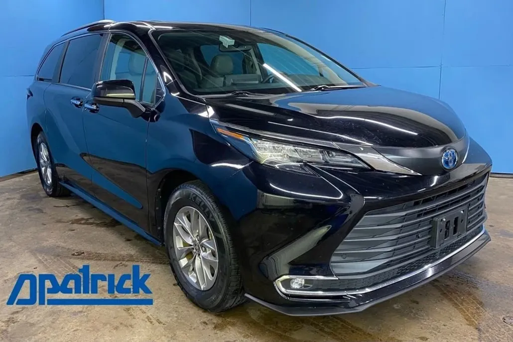 2023 Toyota Sienna XLE photo 1