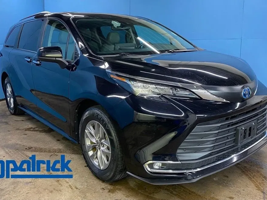 2023 Toyota Sienna XLE photo 1