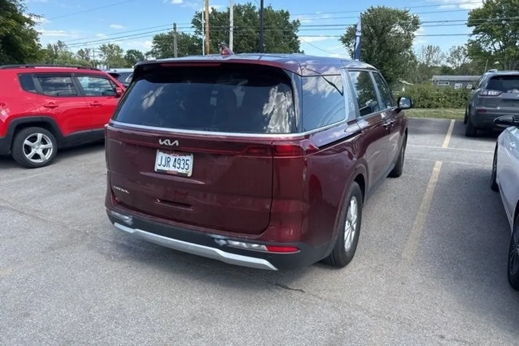 2023 Kia Carnival LX photo 1