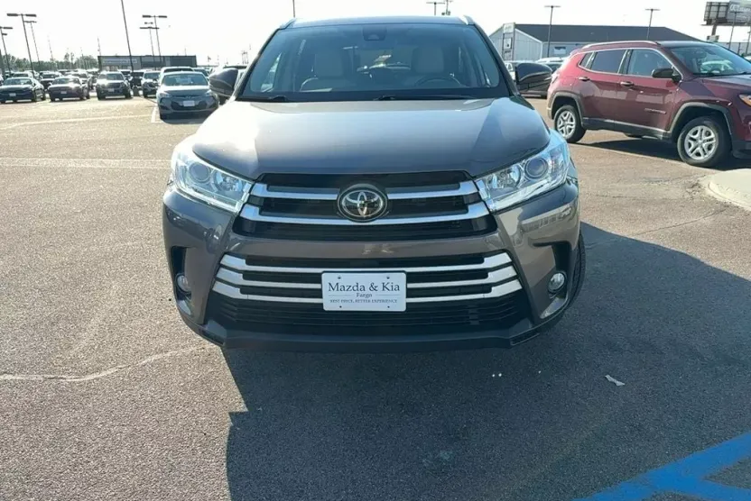 2019 Toyota Highlander SE photo 1