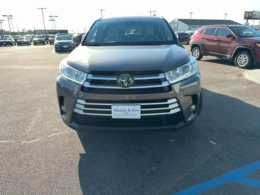 2019 Toyota Highlander SE photo 1