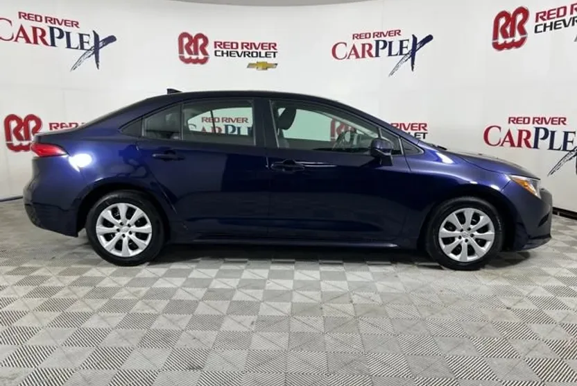 2024 Toyota Corolla LE photo 1