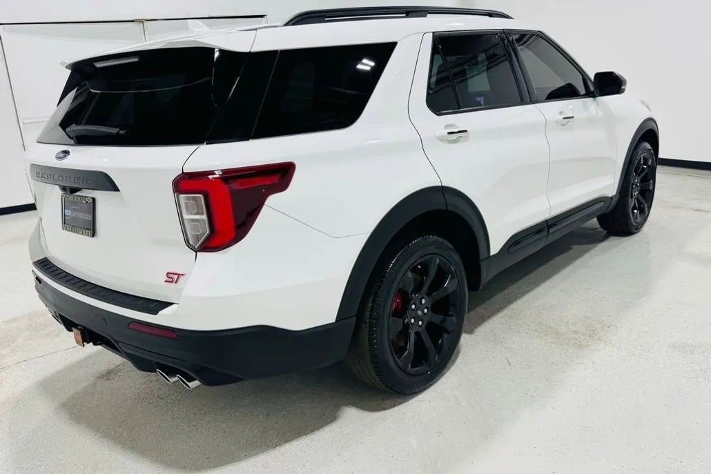 2023 Ford Explorer ST photo 1