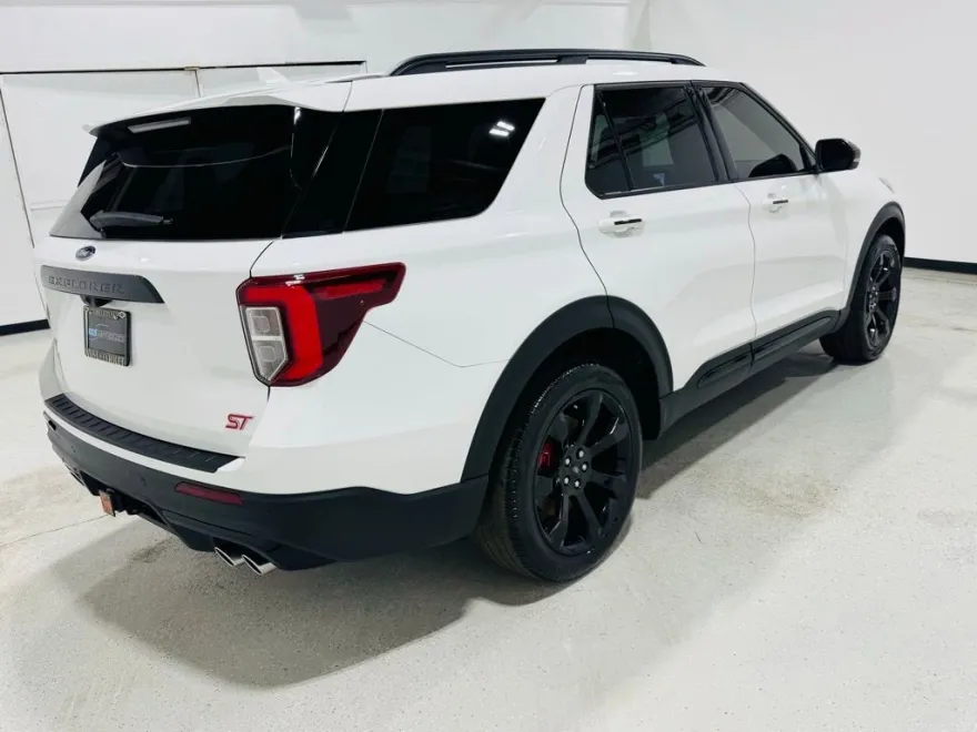 2023 Ford Explorer ST photo 1