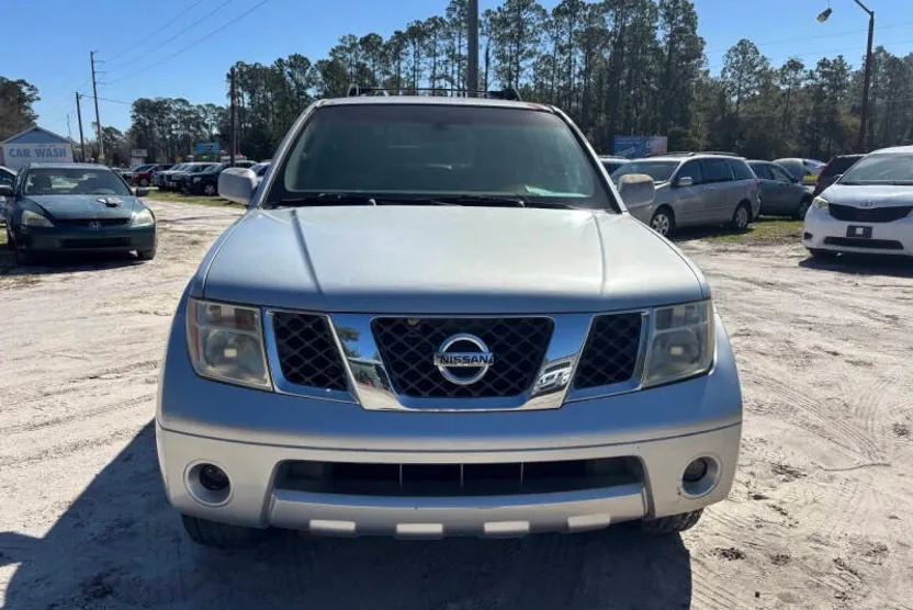 2007 Nissan Pathfinder SE photo 1