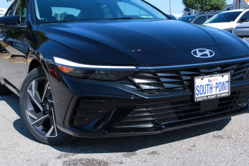 2025 Hyundai Elantra Limited photo 1