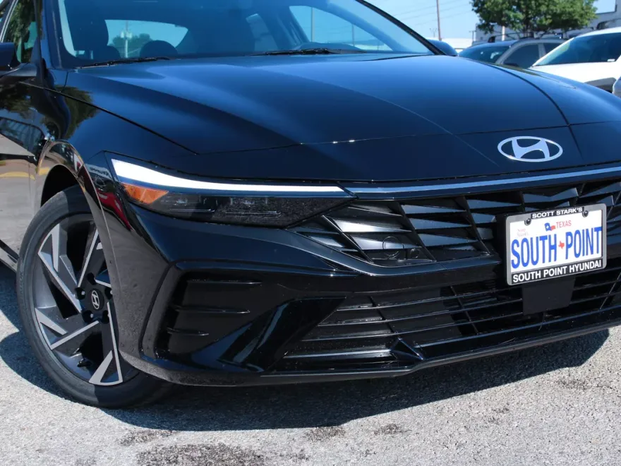 2025 Hyundai Elantra Limited photo 1