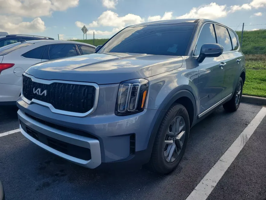 2024 Kia Telluride LX photo 1