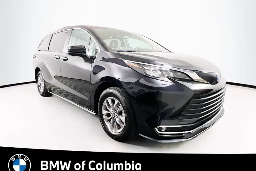 2024 Toyota Sienna XLE photo 1
