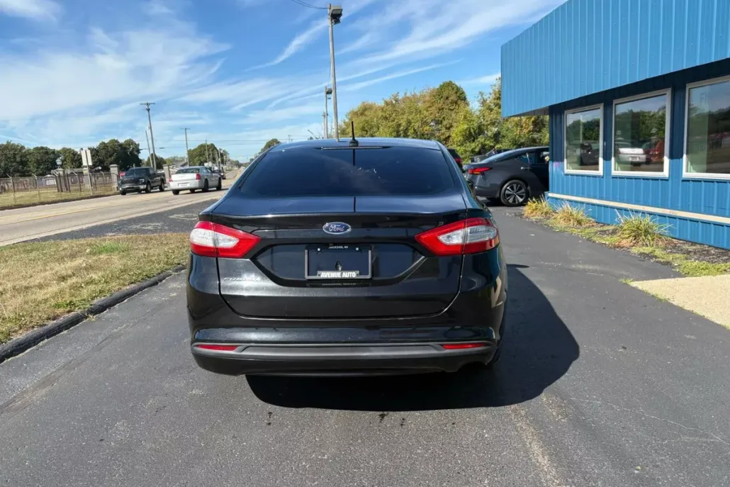 2015 Ford Fusion S photo 1