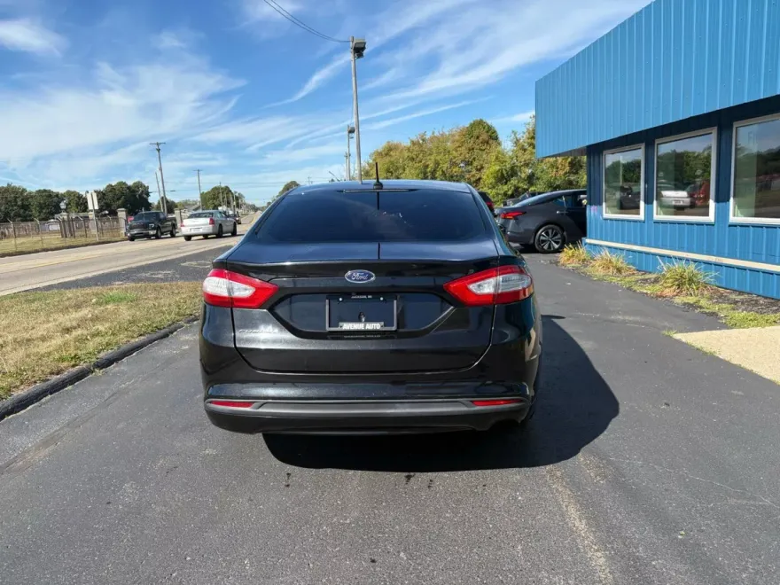 2015 Ford Fusion S photo 1