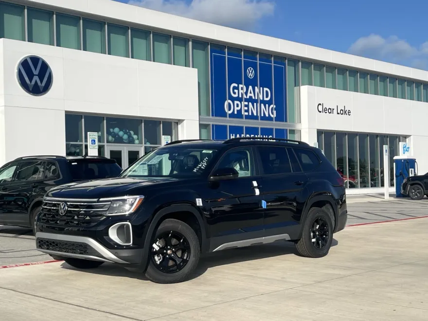 2025 Volkswagen Atlas Peak Edition SE photo 1