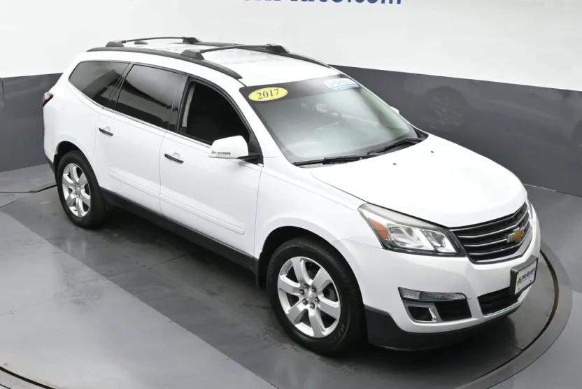 2017 Chevrolet Traverse 1LT photo 1
