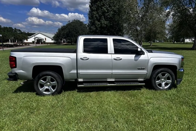 2018 Chevrolet Silverado 1500 LT photo 1