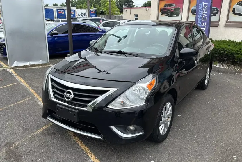 2017 Nissan Versa SV Sedan photo 1