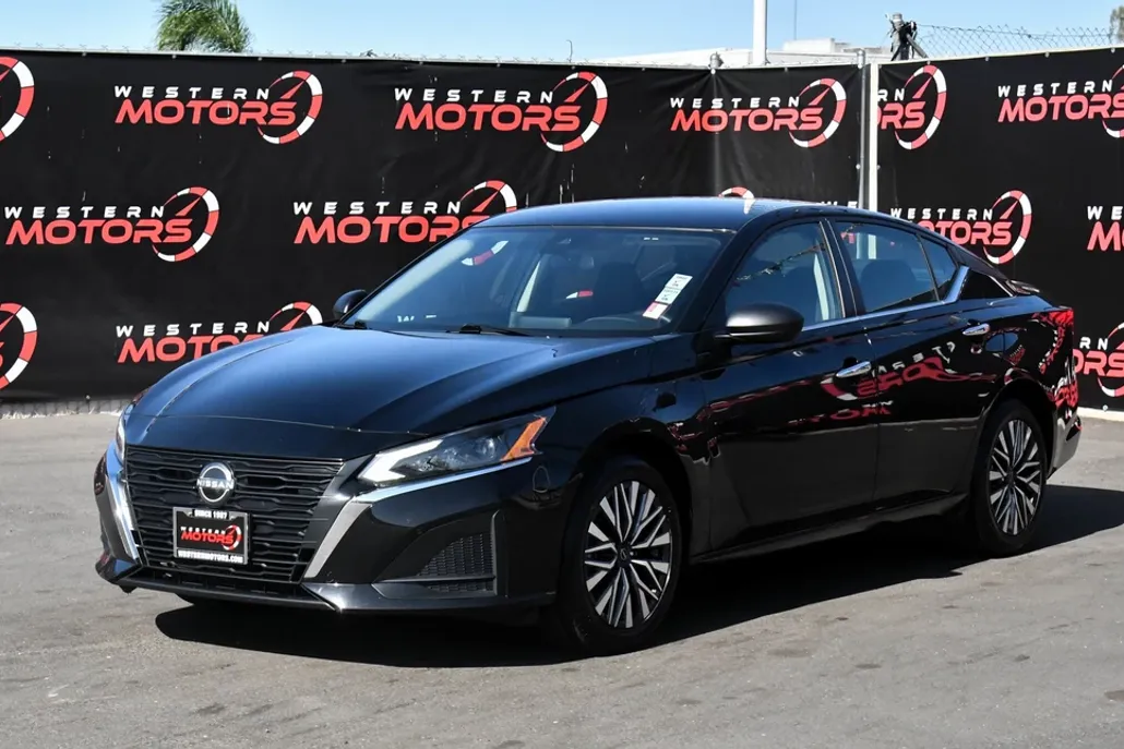2024 Nissan Altima 2.5 SV photo 1