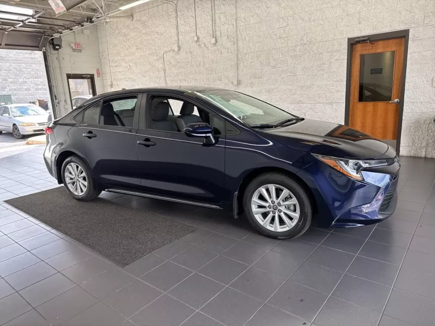 2026 Toyota Corolla LE photo 1