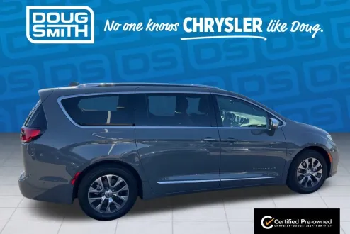 2022 Chrysler Pacifica Hybrid Pinnacle photo 2