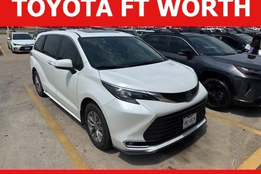 2024 Toyota Sienna XLE photo 1