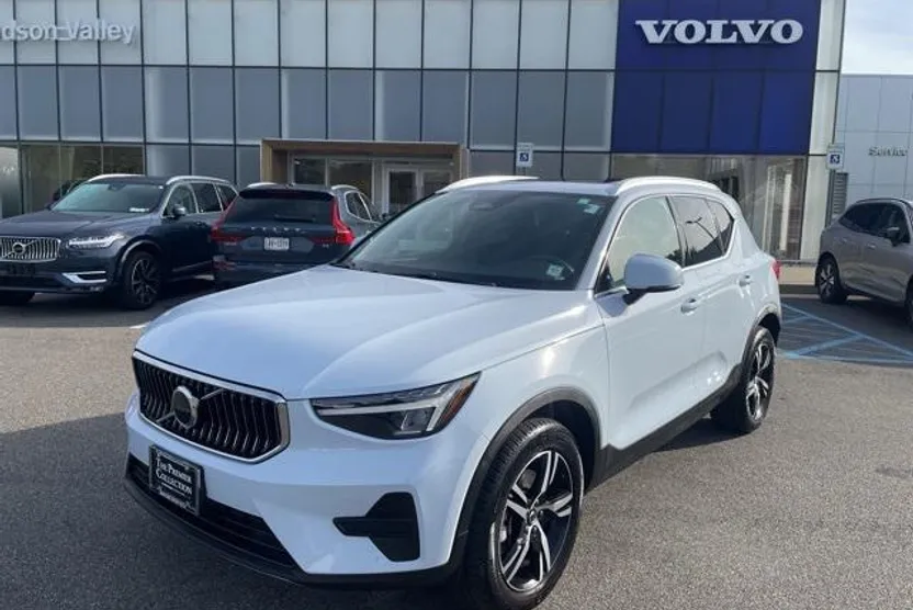 2025 Volvo XC40 Core photo 1