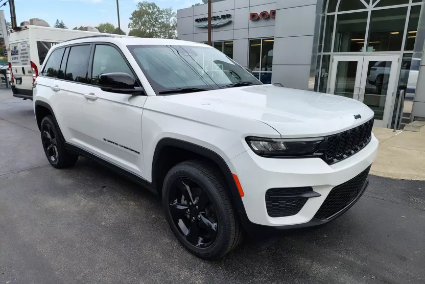 2025 Jeep Grand Cherokee Altitude photo 1