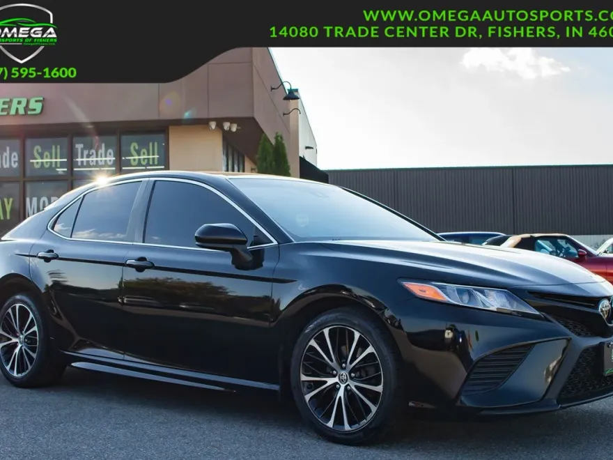 2020 Toyota Camry SE photo 1