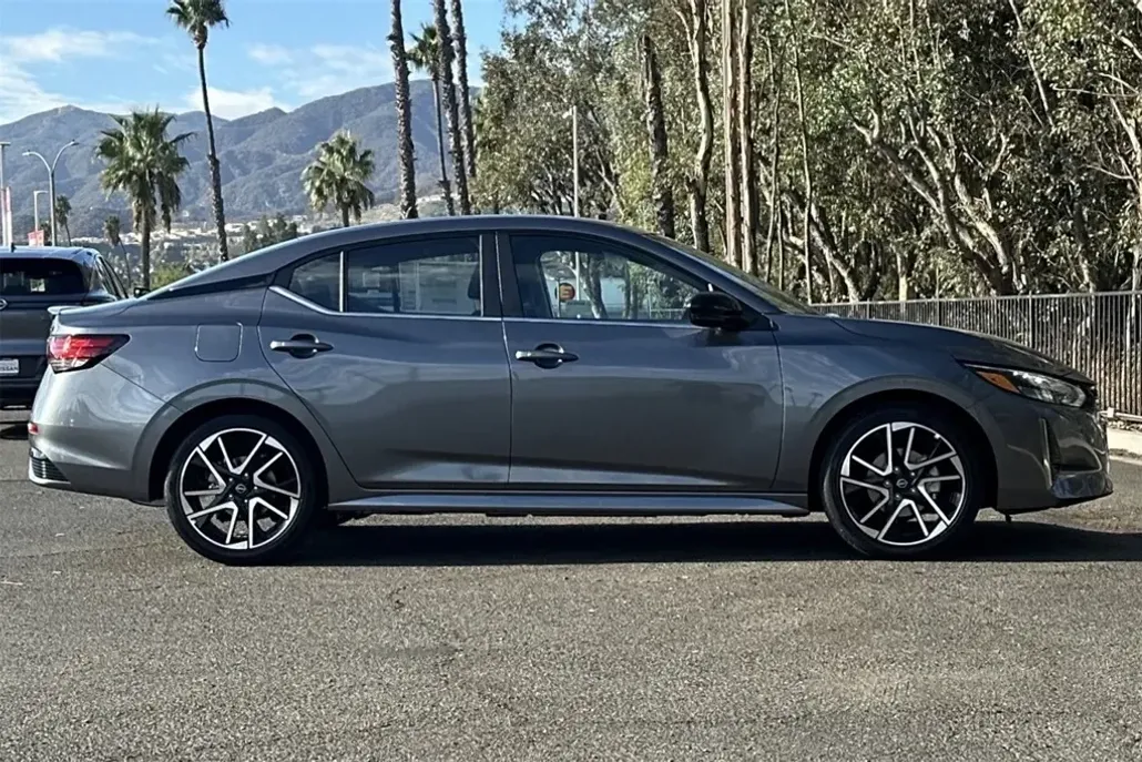2025 Nissan Sentra SR photo 1