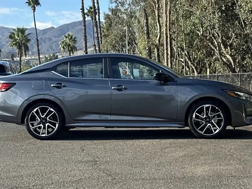 2025 Nissan Sentra SR photo 1