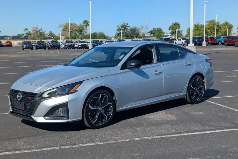 2023 Nissan Altima 2.5 SR photo 1