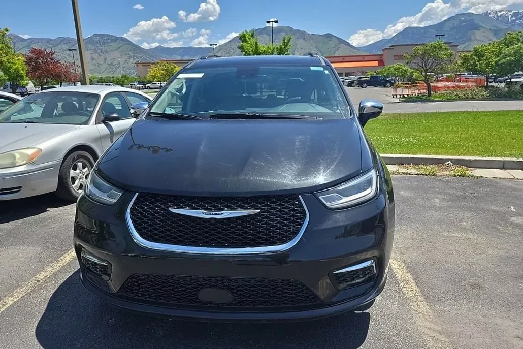 2023 Chrysler Pacifica Limited photo 1
