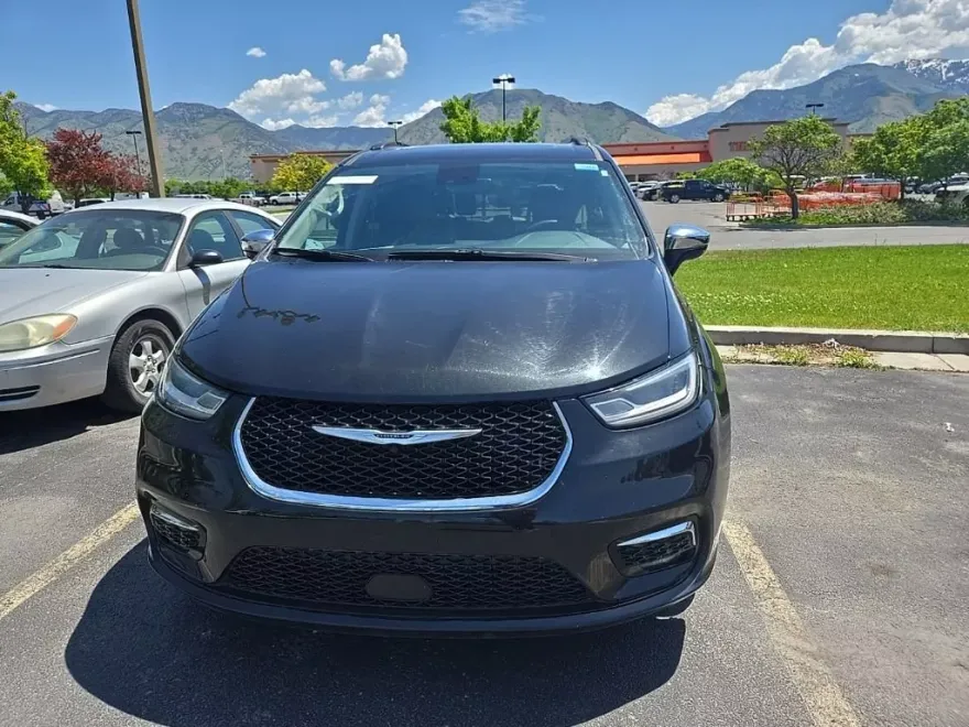 2023 Chrysler Pacifica Limited photo 1