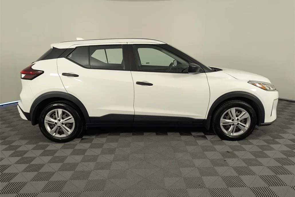 2022 Nissan Kicks S photo 1