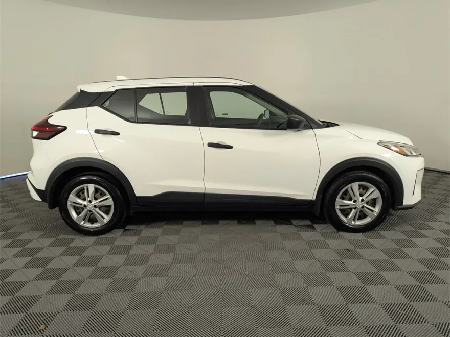 2022 Nissan Kicks S photo 1