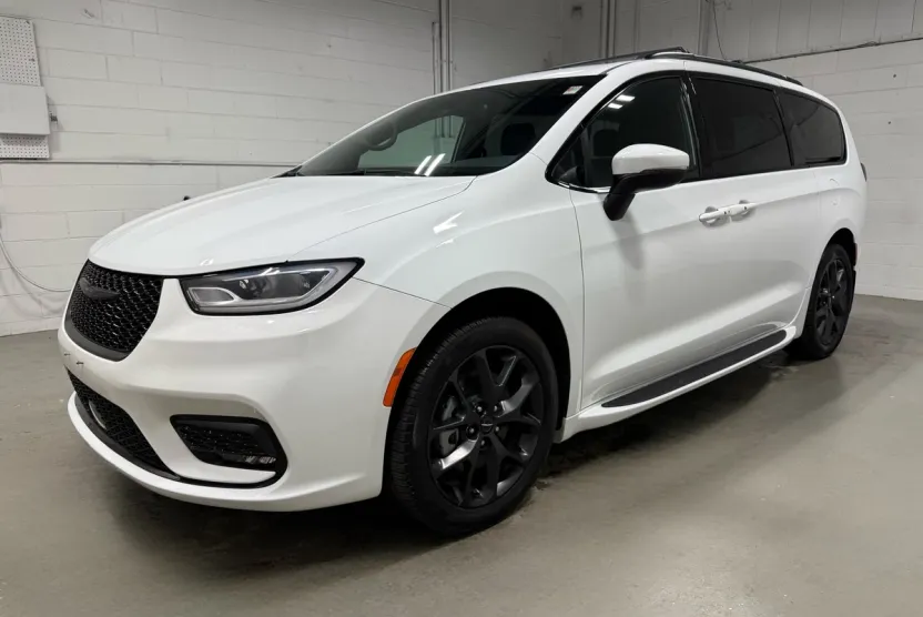 2023 Chrysler Pacifica Touring L photo 1