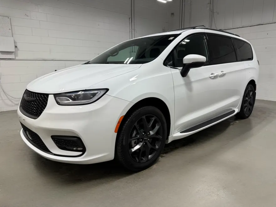2023 Chrysler Pacifica Touring L photo 1