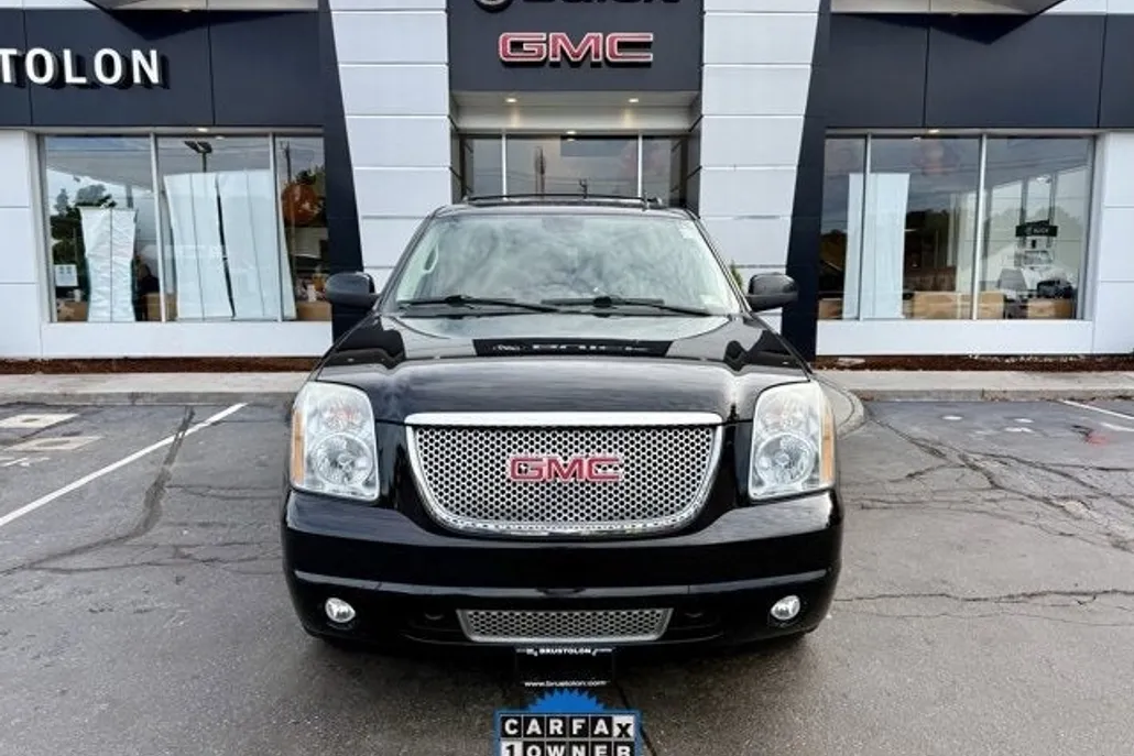 2010 Gmc Yukon Denali photo 1
