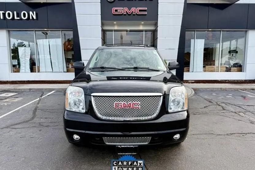 2010 Gmc Yukon Denali photo 1