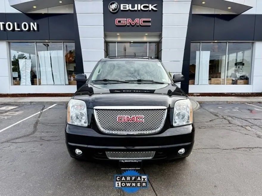 2010 Gmc Yukon Denali photo 1