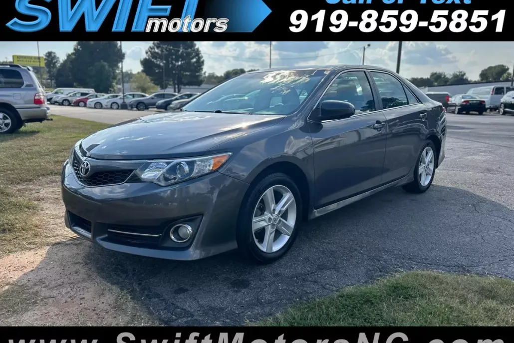 2014 Toyota Camry SE photo 1