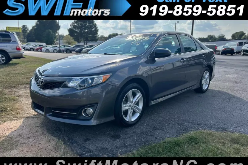 2014 Toyota Camry SE photo 1