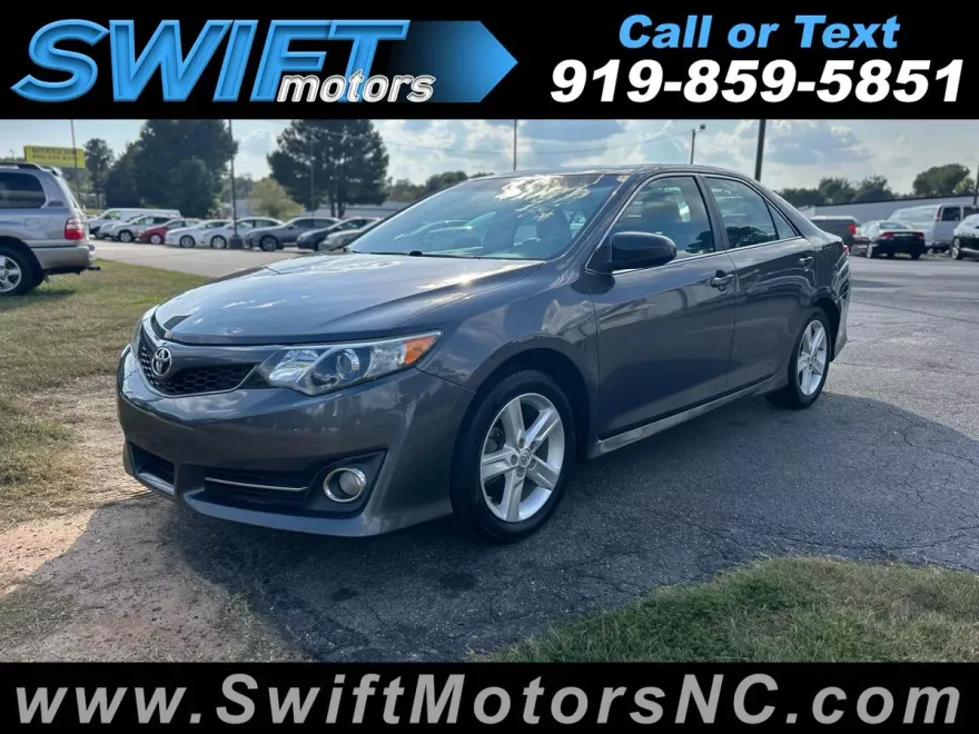 2014 Toyota Camry SE photo 1