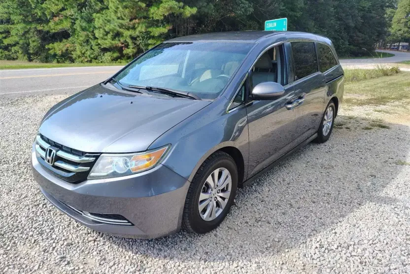 2016 Honda Odyssey SE photo 1