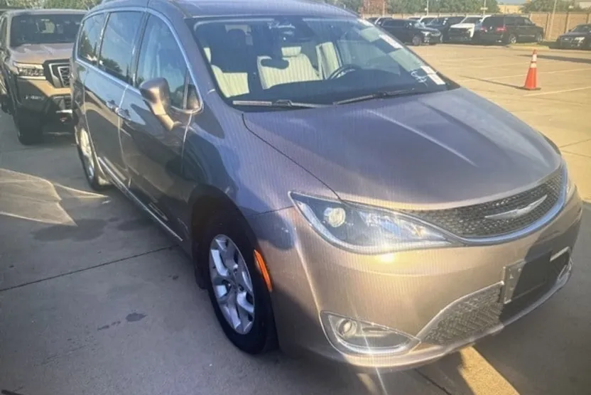 2017 Chrysler Pacifica Touring Plus photo 1